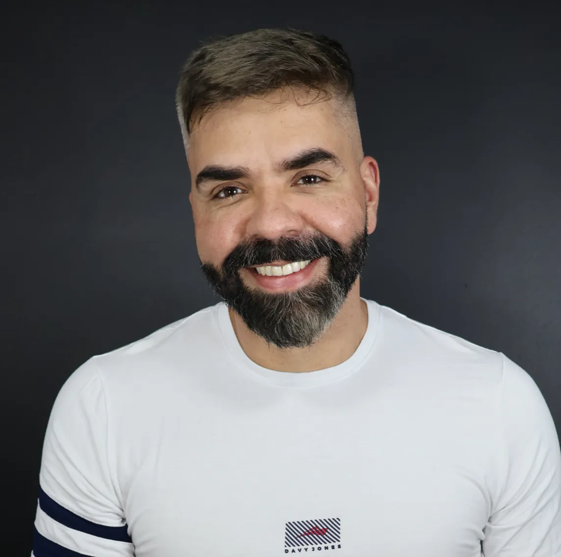 André Rubens, especialista em milhas para empresas e criador do método Aprenda, Acumule e Viaje.