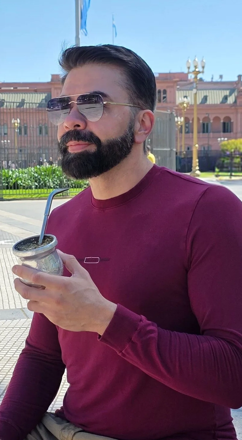 André Rubens toma mate na Plaza de Mayo, diante da Casa Rosada, em Buenos Aires: viagem com milhas aéreas.