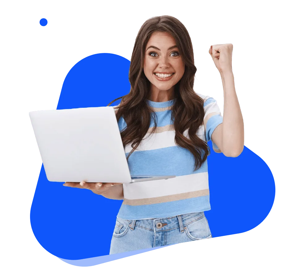 Mulher sorrindo com laptop