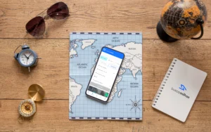 buscador para agente de viagens: especialista em milhas analisa voos e tarifas no laptop com roteiro e mapa da viagem