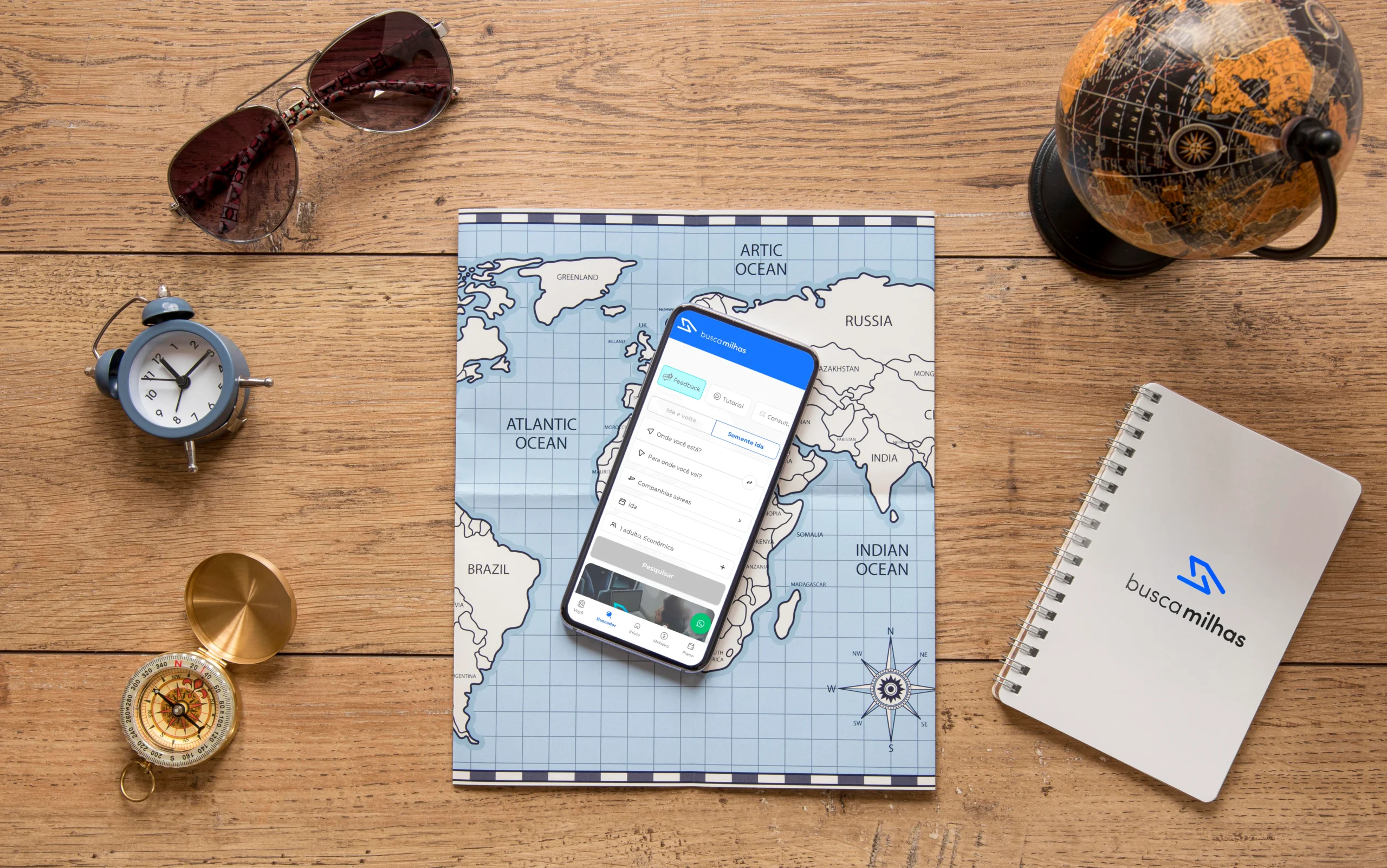 buscador para agente de viagens: especialista em milhas analisa voos e tarifas no laptop com roteiro e mapa da viagem