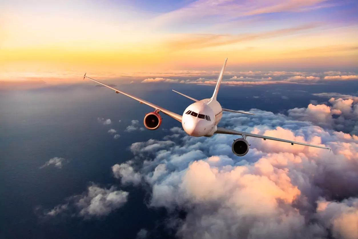Avião comercial de passageiros voando acima de nuvens, vista frontal. Conceito de viagens modernas rápidas. Voos LATAM internacionais.